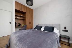 1 bedroom, desk, iron/ironing board, travel cot - Comfortable Apartment in Wola | Parking and Work Space (Warszawa)