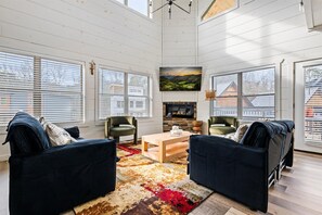 تلفزيون، مدفأة، مكتب