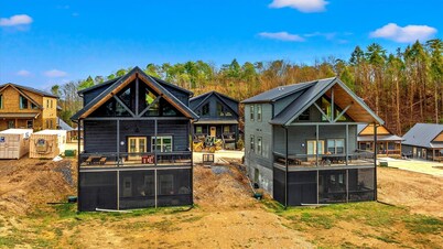 Indoor Pool + Game Room + 10MI to Great Smoky