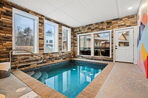 من حمّامات السباحة المغطاة