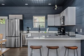 Fridge, microwave, oven, stovetop - Hot Tub + Indoor Pool 10Mi to Great Smoky Park (Pigeon Forge)