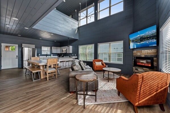 TV, fireplace, offices - Hot Tub + Indoor Pool 10Mi to Great Smoky Park (Pigeon Forge)