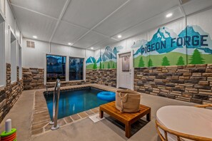 Una piscina cubierta