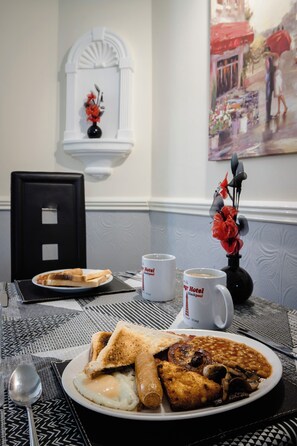 Sarapan Ala Inggris setiap hari (GBP 5 per orang)