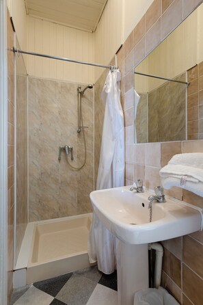 Free toiletries - Lanayr Hotel (Blackpool)