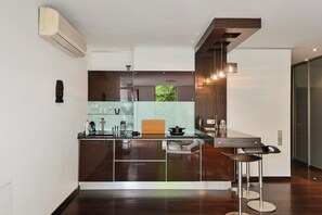 Fridge, stovetop, electric kettle, cookware/dishes/utensils