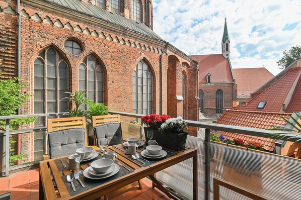 Outdoor dining - St. Peters Apartment (Riga)
