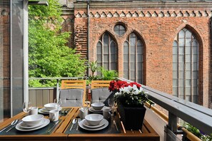 Outdoor dining - St. Peters Apartment (Riga)
