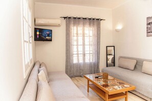 家庭公寓 | 起居区 | 32-英寸智能电视（配备数码频道）、Netflix、流媒体服务