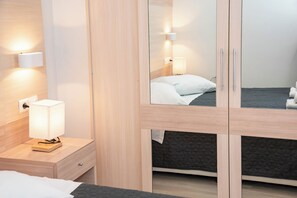 Deluxe Studio | Laptop workspace, soundproofing, iron/ironing board, free WiFi - Antonia's Apartments (Kassiopi)