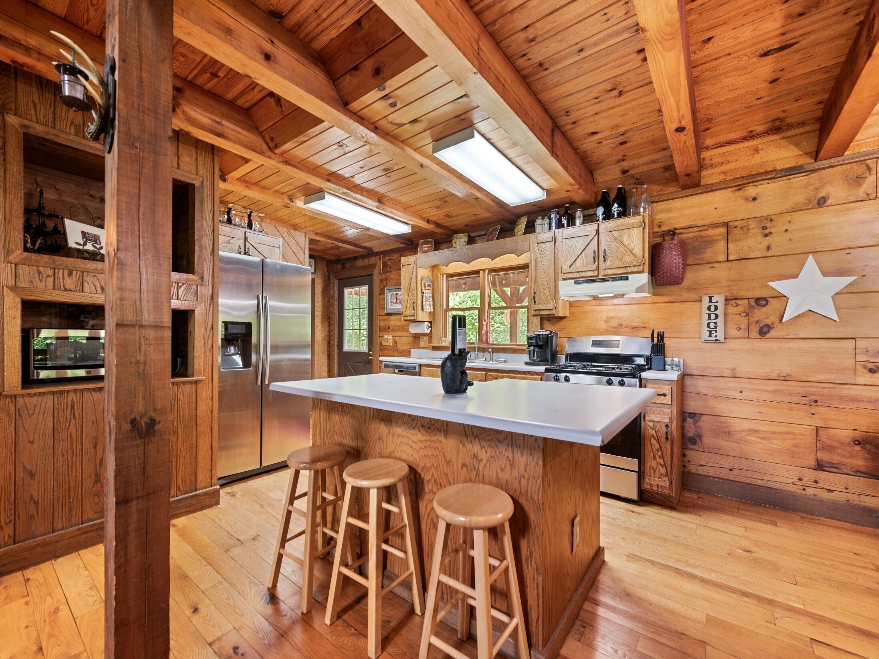 ثلاجة، ميكروويف، موقد طهي مسطح، غسالة أطباق