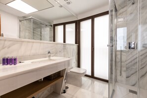 Standaard appartement, 1 slaapkamer | Badkamer | Een douche, een haardroger, handdoeken, zeep