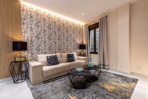 Apartamento standard, 1 quarto | Área de estar | TV de tela plana 46 polegadas com canais digitais