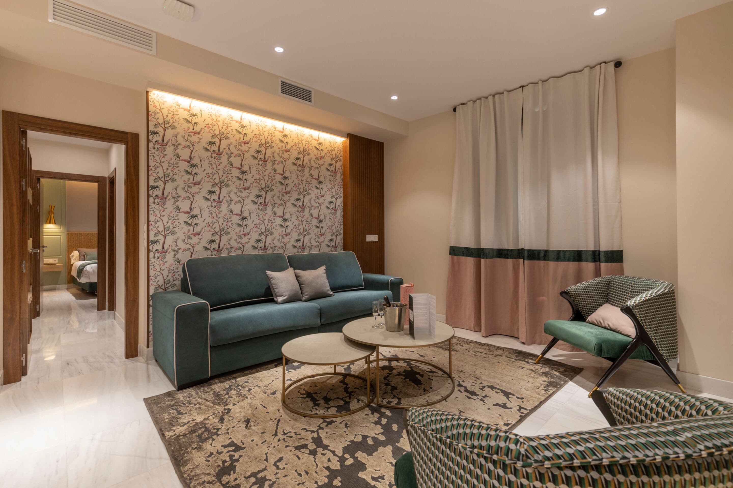Un salon moderne avec un canapé, une table basse ronde et un tapis à motifs.