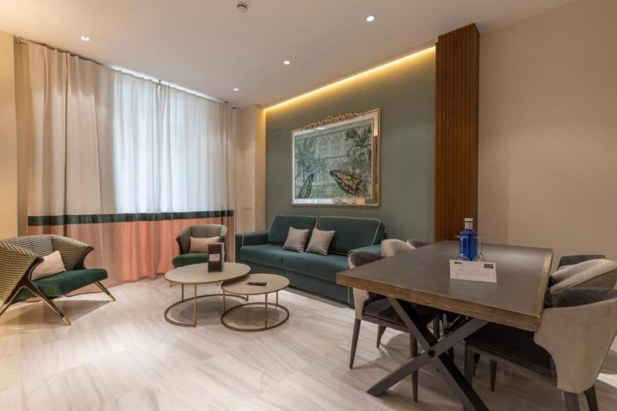 Departamento exclusivo, 3 habitaciones | Área de sala de estar | Televisión de pantalla plana de 46 pulgadas con canales digitales
