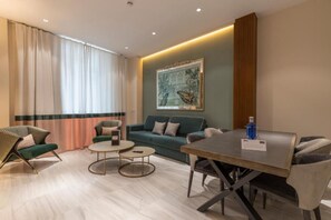 Apartamento exclusivo, 3 quartos | Área de estar | TV de tela plana 46 polegadas com canais digitais
