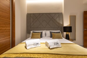 Apartamento superior, 1 quarto, vista para a cidade | Ferros/tábuas de passar roupa, Wi-Fi de cortesia, roupa de cama