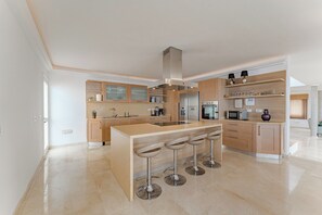 Private kitchen - 5-floors villa with amazing ocean and volcano Teide view (Santa Cruz de Tenerife)