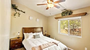 3 bedrooms, desk, travel cot, WiFi