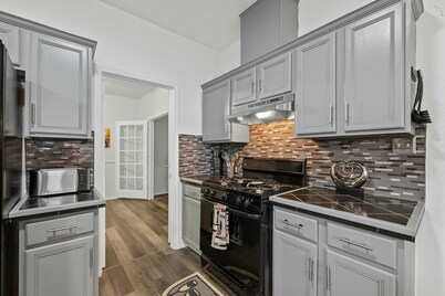 Spacious Southern Hideaway in city. Minutes from downtown & airport. Sleeps 11