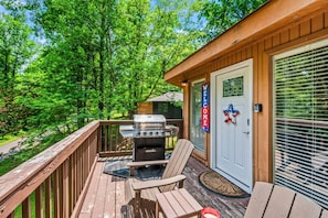 Property grounds - Getaway Chalet: 5 Mins to Gatlinburg* Hot Tub + Fireplace + Games (Gatlinburg)