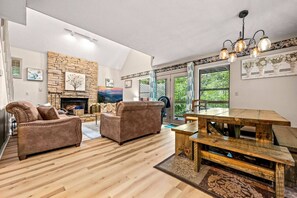 Interior - Hemlock Haven: *5 Mins to Gatlinburg* Hot Tub+Fireplace*Families! (Gatlinburg)