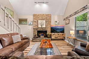TV, fireplace, video games, books - Hemlock Haven: *5 Mins to Gatlinburg* Hot Tub+Fireplace*Families! (Gatlinburg)