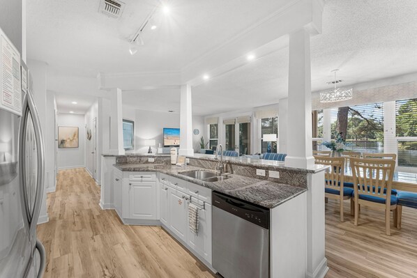 Jääkaappi, mikroaaltouuni, uuni, liesi