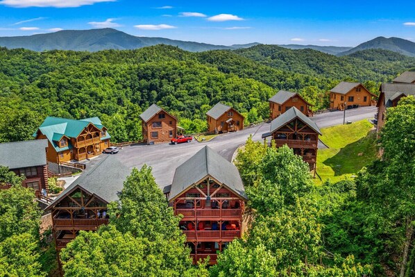 Exterior - MTN Views! 3BR Cabin w/Hot Tub*Game Room*Comm Pool (Sevierville)