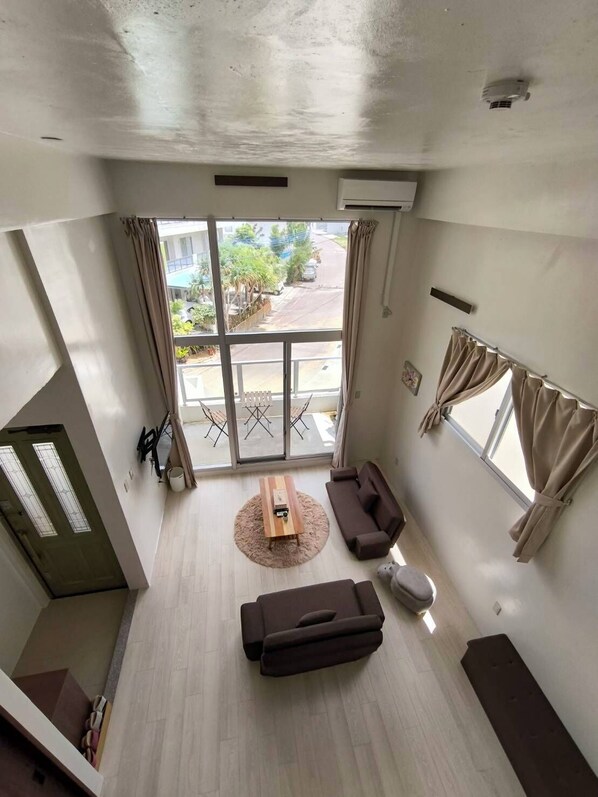 Living area - Open space, ideal for a relaxing stay, close to the beach. (本部町)