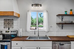 Kylskåp, mikrovågsugn, ugn och spishäll