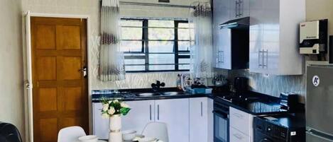 Talo | Yksityinen keittiö | Jääkaappi, mikroaaltouuni, uuni, liesi