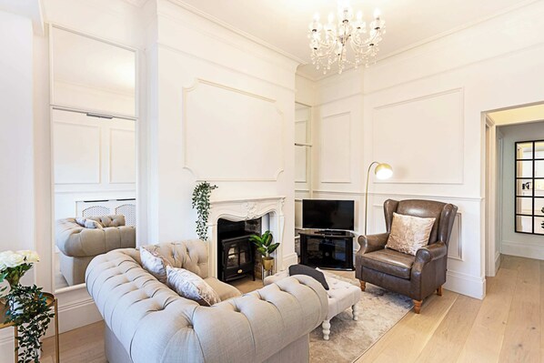 Apartamento básico | Zona de estar | Una televisión, una chimenea