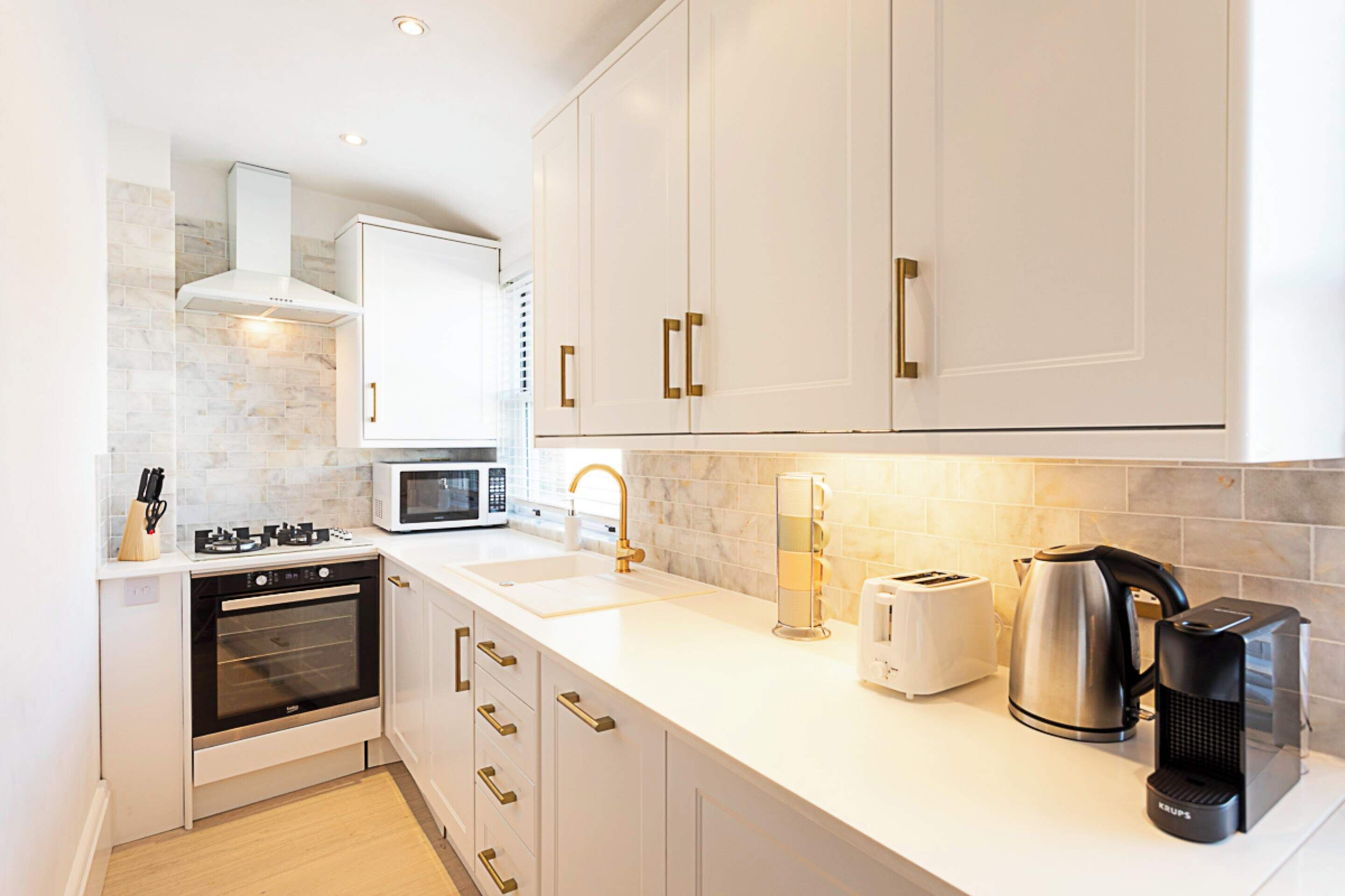 Basic Apartment | Private kitchen | Fridge, microwave, oven, stovetop