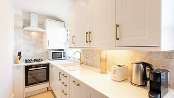 Basic Apartment | Private kitchen | Fridge, microwave, oven, stovetop
