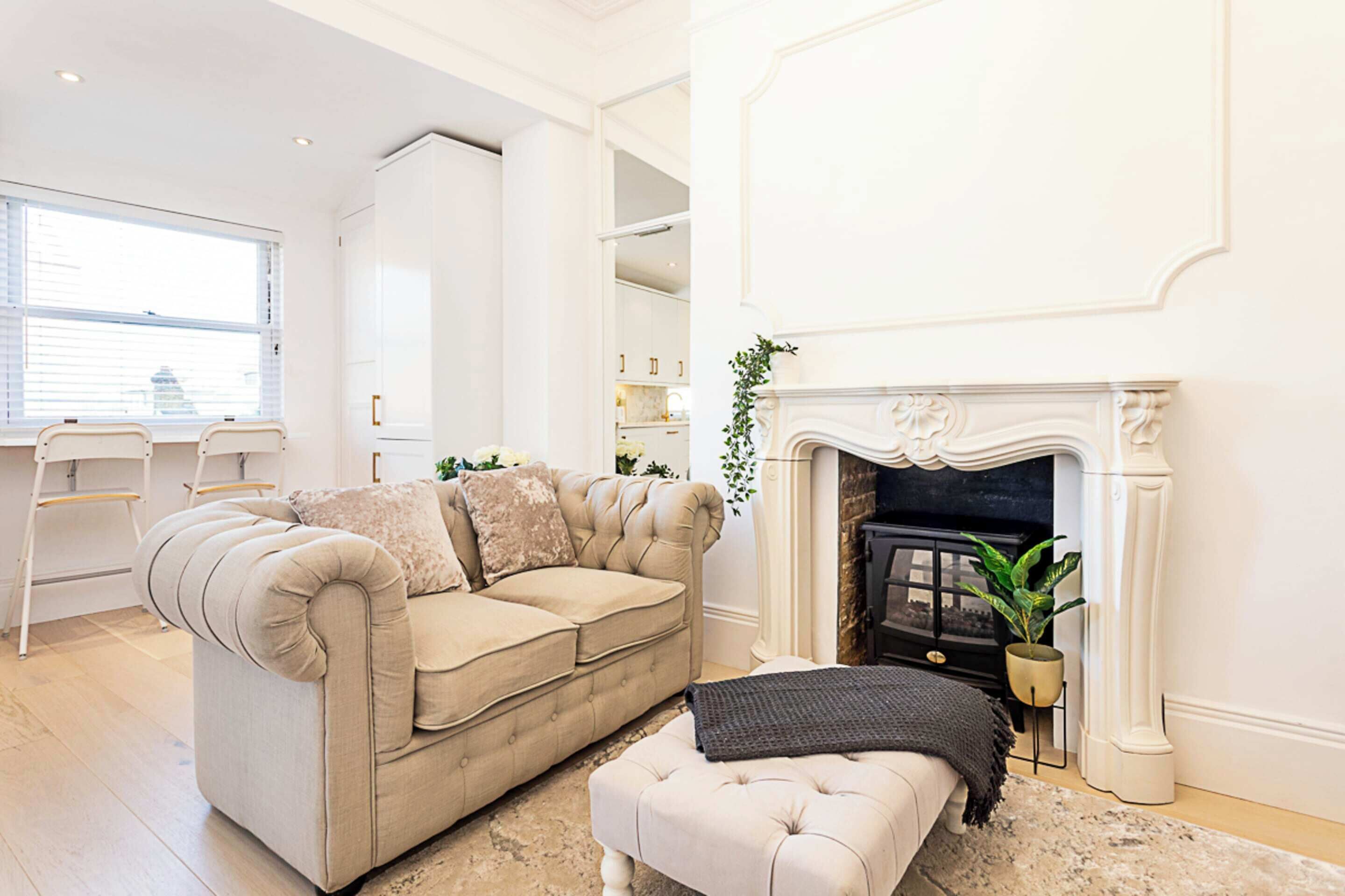 Basic Apartment | Living area | TV, fireplace