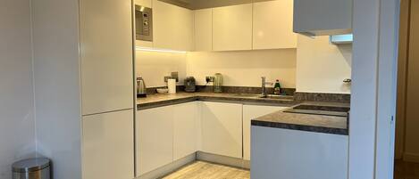 Lägenhet | Eget kök | Kylskåp, mikrovågsugn, ugn och spishäll