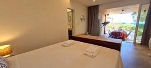 3 bedrooms, iron/ironing board, travel cot, free WiFi - "villa D'exception Avec Vue Imprenable sur la Mer et Accès Direct à la Plage" (Bonifacio)