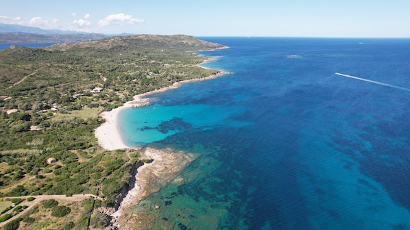 Una spiaggia nelle vicinanze