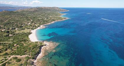 "Villa d'Exception avec Vue Imprenable sur la Mer et AccĂšs Direct Ă la Plage"