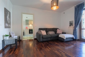 Apartment, Gartenblick | Wohnbereich | 35-Zoll-Fernseher mit Digitalempfang