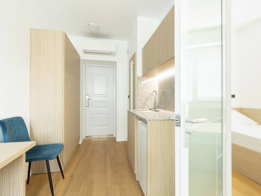 Escritorio, espacio para trabajar con laptop y wifi gratis