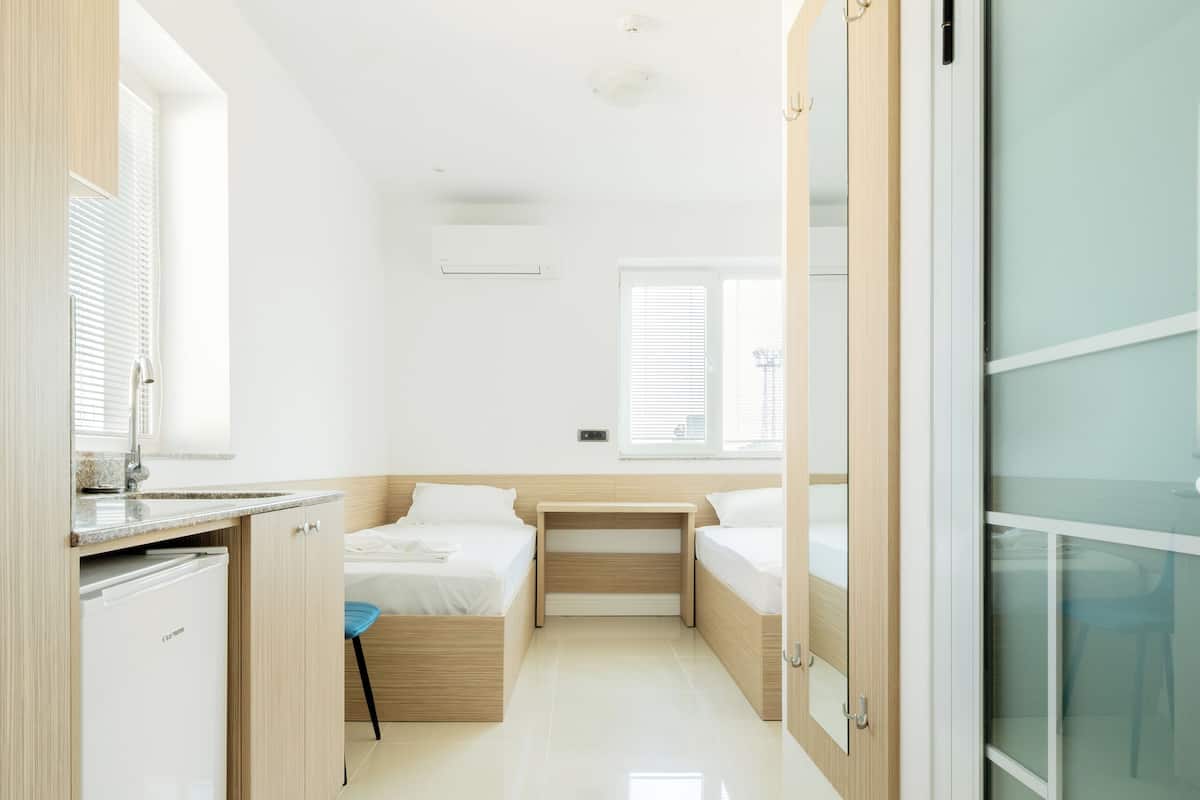 Basic-Zimmer, 1 Schlafzimmer, Nichtraucher, Stadtblick | Schreibtisch, laptopgeeigneter Arbeitsplatz, kostenloses WLAN