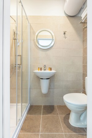 Shower, free toiletries, towels, soap - Millennia Hotel (Sofia)