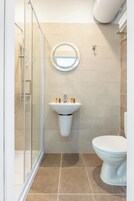Ducha, artículos de tocador gratuitos, toallas, jabón
