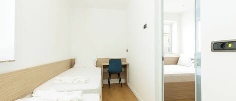 Classic-Studiosuite, 2 Schlafzimmer, Nichtraucher, Stadtblick | Schreibtisch, laptopgeeigneter Arbeitsplatz, kostenloses WLAN