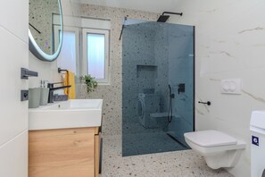 Deluxe Apartment, Sea View | Bathroom | Shower, hair dryer, towels, toilet paper