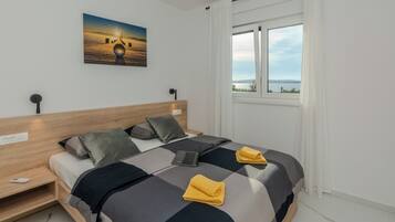 Deluxe-Apartment, Meerblick | 2 Schlafzimmer, Schreibtisch, laptopgeeigneter Arbeitsplatz