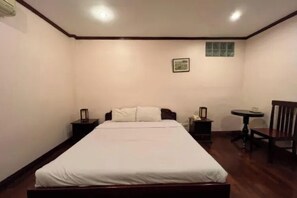 Quarto casal, 1 cama de casal, para não fumantes, banheiro privativo | Escrivaninha