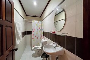 Chuveiro, toalhas de banho, sabonete, papel higiênico